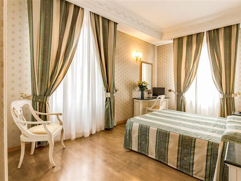 Hotel La Lumiere Di Piazza Di Spagna Rome Bagian luar foto